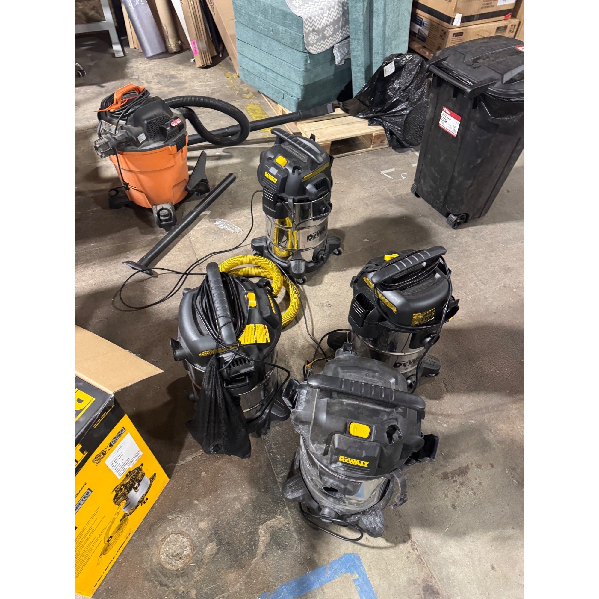 Dewalt 8 Gallon Wet/Dry Stainless Steel Vacuums With READ